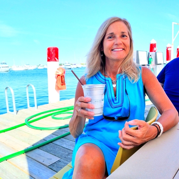 Meet your Posher, Cynthia - Picture 1 of 1